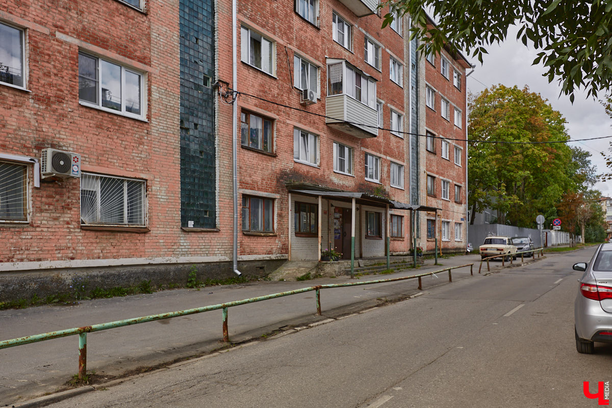 Свернув с широкой улицы Горького, попадаешь... нет, не в Нарнию, а в спальный район с душевной атмосферой. Вероника Куженькина живет на Всполье уже 23 года и знает там каждый уголок. По ним мы с ней и прогулялись в компании прелестной собаки Дольки, заглянув в ламповые дворики и парк с интересной историей.