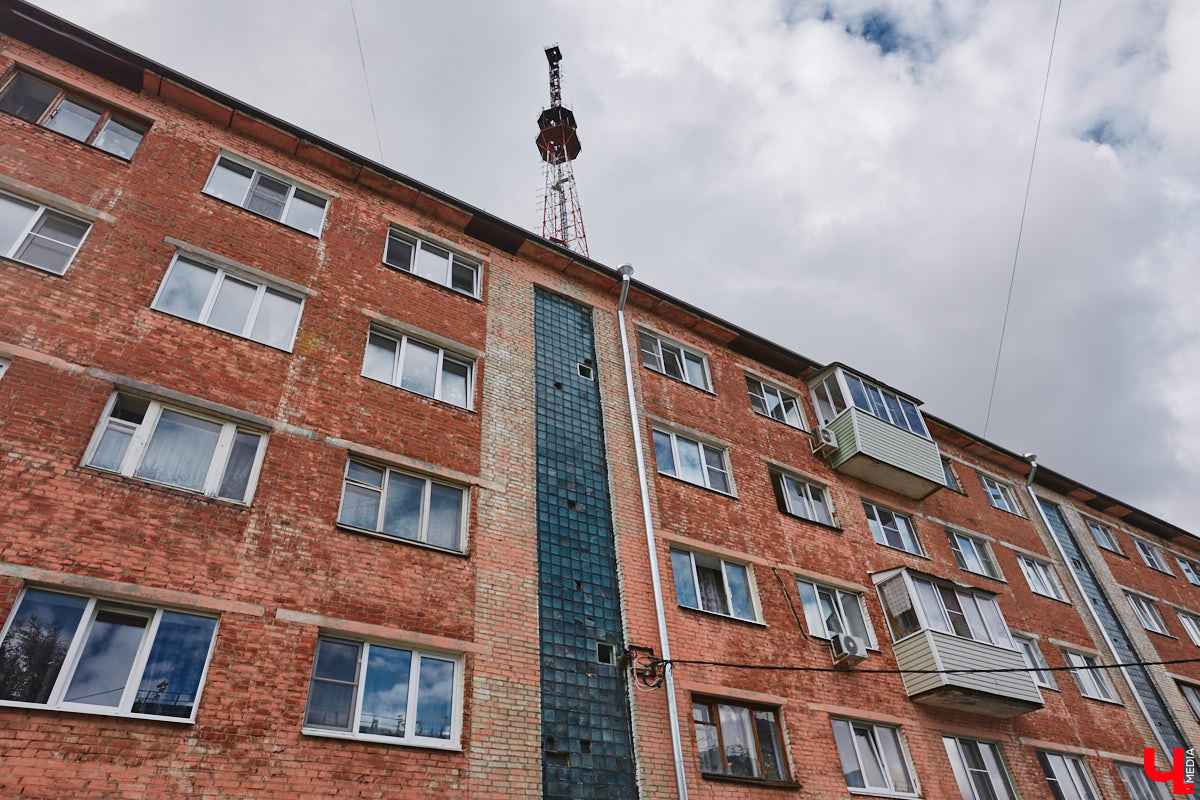 Свернув с широкой улицы Горького, попадаешь... нет, не в Нарнию, а в спальный район с душевной атмосферой. Вероника Куженькина живет на Всполье уже 23 года и знает там каждый уголок. По ним мы с ней и прогулялись в компании прелестной собаки Дольки, заглянув в ламповые дворики и парк с интересной историей.