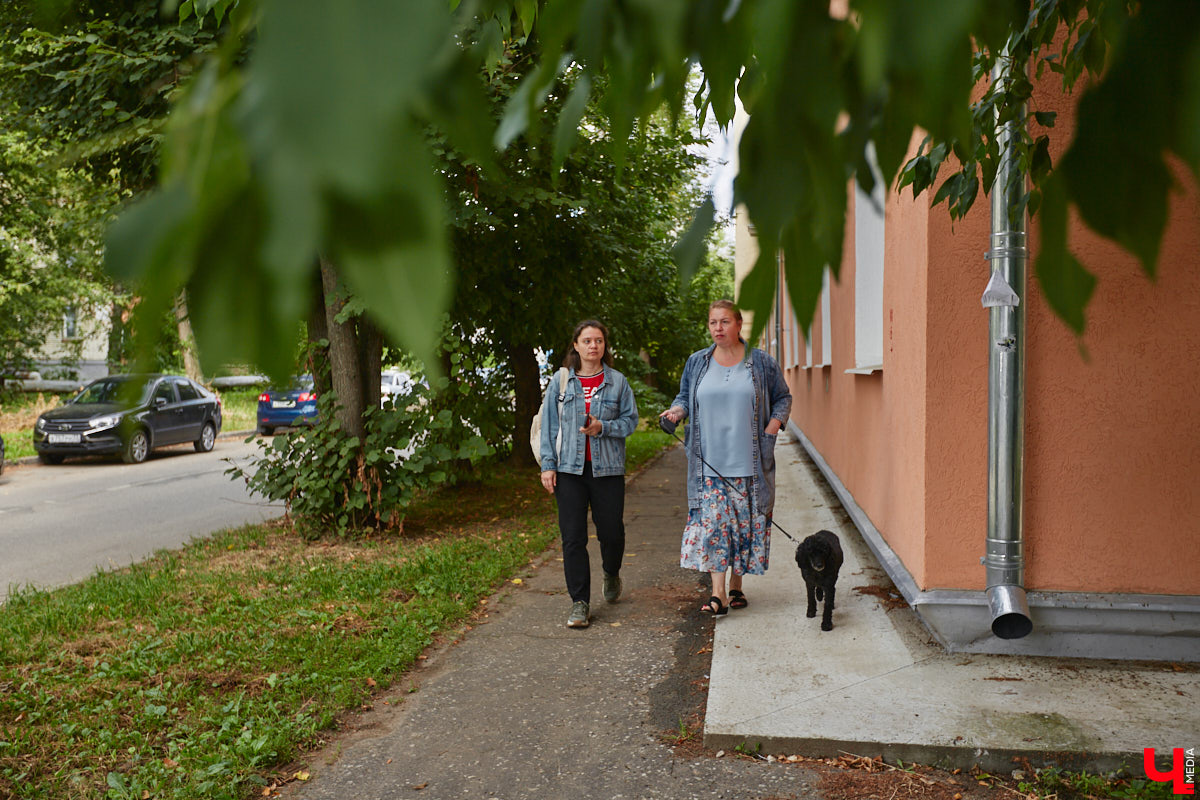 Свернув с широкой улицы Горького, попадаешь... нет, не в Нарнию, а в спальный район с душевной атмосферой. Вероника Куженькина живет на Всполье уже 23 года и знает там каждый уголок. По ним мы с ней и прогулялись в компании прелестной собаки Дольки, заглянув в ламповые дворики и парк с интересной историей.