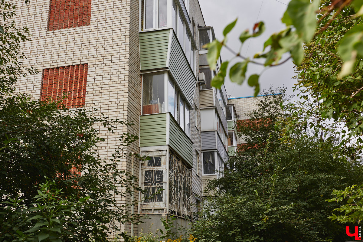 Свернув с широкой улицы Горького, попадаешь... нет, не в Нарнию, а в спальный район с душевной атмосферой. Вероника Куженькина живет на Всполье уже 23 года и знает там каждый уголок. По ним мы с ней и прогулялись в компании прелестной собаки Дольки, заглянув в ламповые дворики и парк с интересной историей.