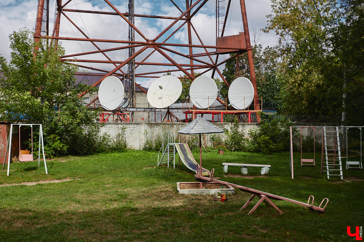 Свернув с широкой улицы Горького, попадаешь... нет, не в Нарнию, а в спальный район с душевной атмосферой. Вероника Куженькина живет на Всполье уже 23 года и знает там каждый уголок. По ним мы с ней и прогулялись в компании прелестной собаки Дольки, заглянув в ламповые дворики и парк с интересной историей.