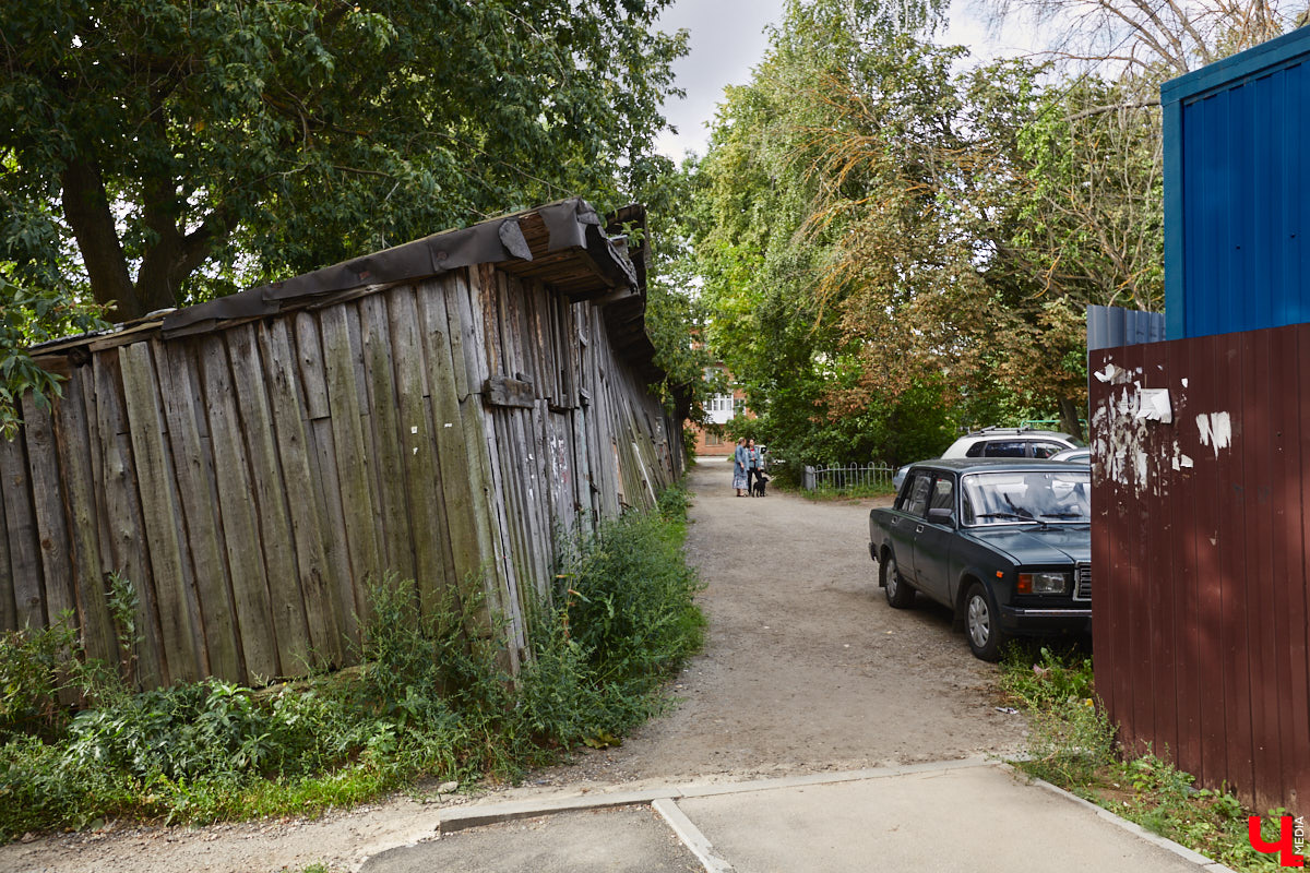 Свернув с широкой улицы Горького, попадаешь... нет, не в Нарнию, а в спальный район с душевной атмосферой. Вероника Куженькина живет на Всполье уже 23 года и знает там каждый уголок. По ним мы с ней и прогулялись в компании прелестной собаки Дольки, заглянув в ламповые дворики и парк с интересной историей.