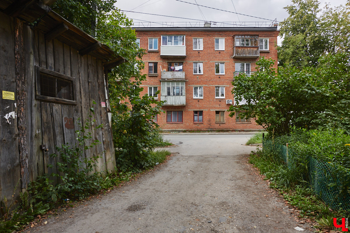 Свернув с широкой улицы Горького, попадаешь... нет, не в Нарнию, а в спальный район с душевной атмосферой. Вероника Куженькина живет на Всполье уже 23 года и знает там каждый уголок. По ним мы с ней и прогулялись в компании прелестной собаки Дольки, заглянув в ламповые дворики и парк с интересной историей.