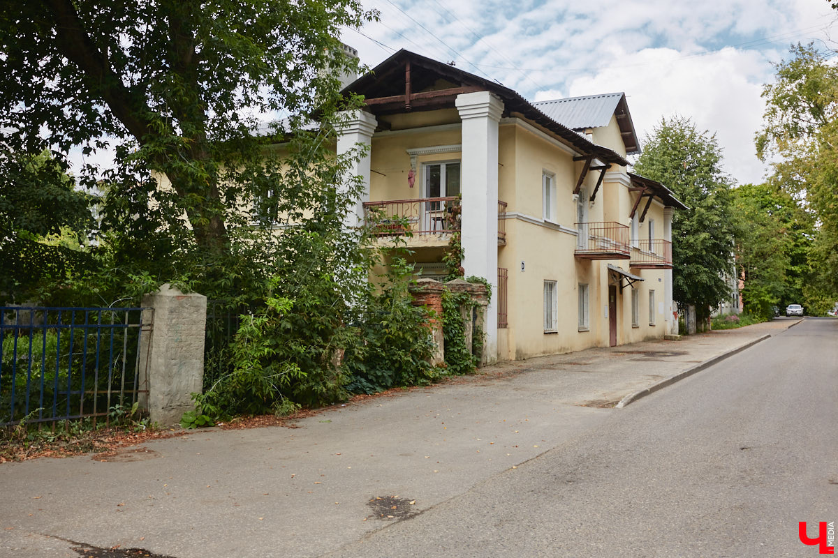Свернув с широкой улицы Горького, попадаешь... нет, не в Нарнию, а в спальный район с душевной атмосферой. Вероника Куженькина живет на Всполье уже 23 года и знает там каждый уголок. По ним мы с ней и прогулялись в компании прелестной собаки Дольки, заглянув в ламповые дворики и парк с интересной историей.