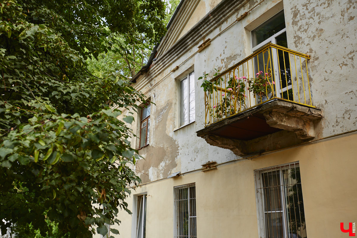 Свернув с широкой улицы Горького, попадаешь... нет, не в Нарнию, а в спальный район с душевной атмосферой. Вероника Куженькина живет на Всполье уже 23 года и знает там каждый уголок. По ним мы с ней и прогулялись в компании прелестной собаки Дольки, заглянув в ламповые дворики и парк с интересной историей.