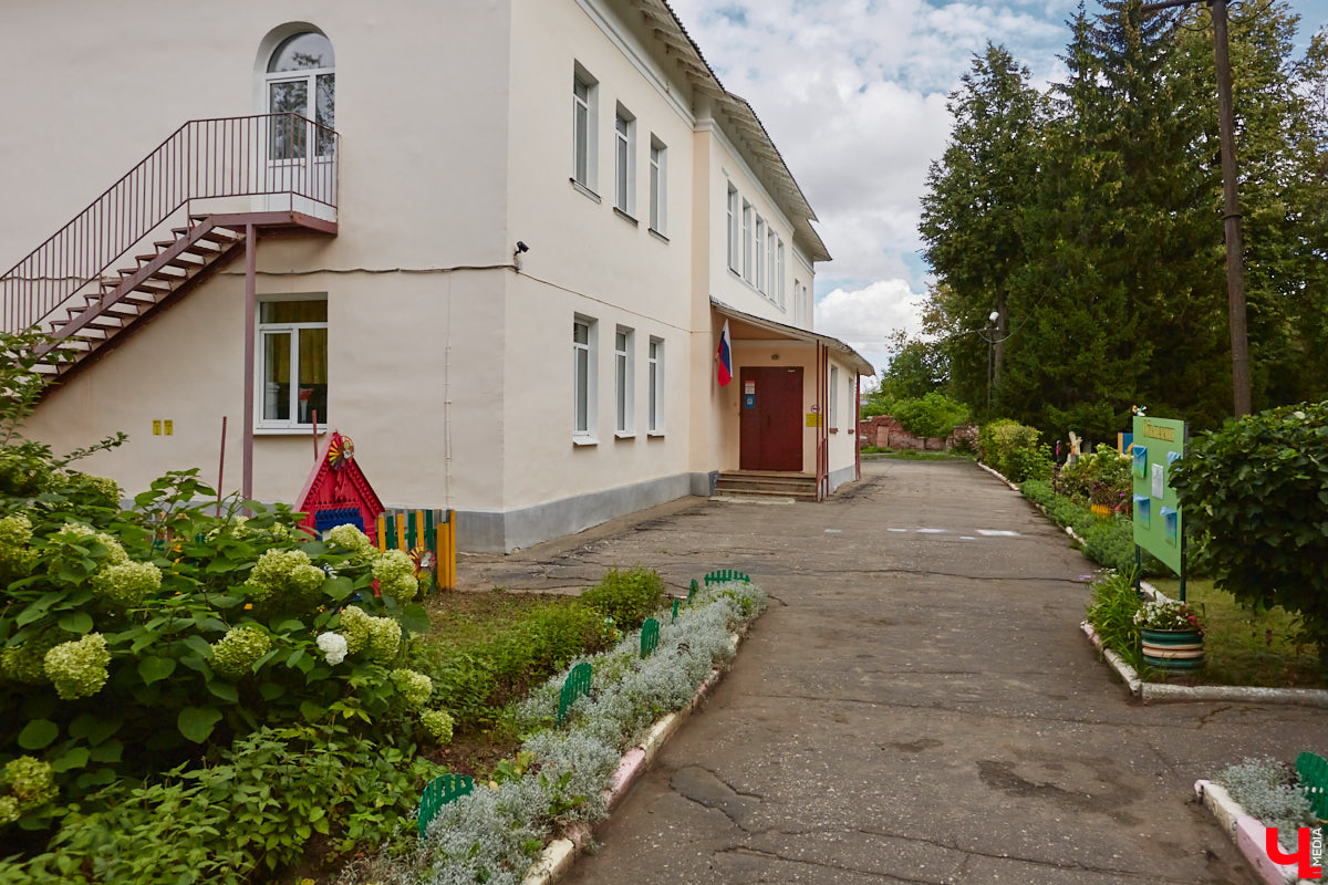 Свернув с широкой улицы Горького, попадаешь... нет, не в Нарнию, а в спальный район с душевной атмосферой. Вероника Куженькина живет на Всполье уже 23 года и знает там каждый уголок. По ним мы с ней и прогулялись в компании прелестной собаки Дольки, заглянув в ламповые дворики и парк с интересной историей.