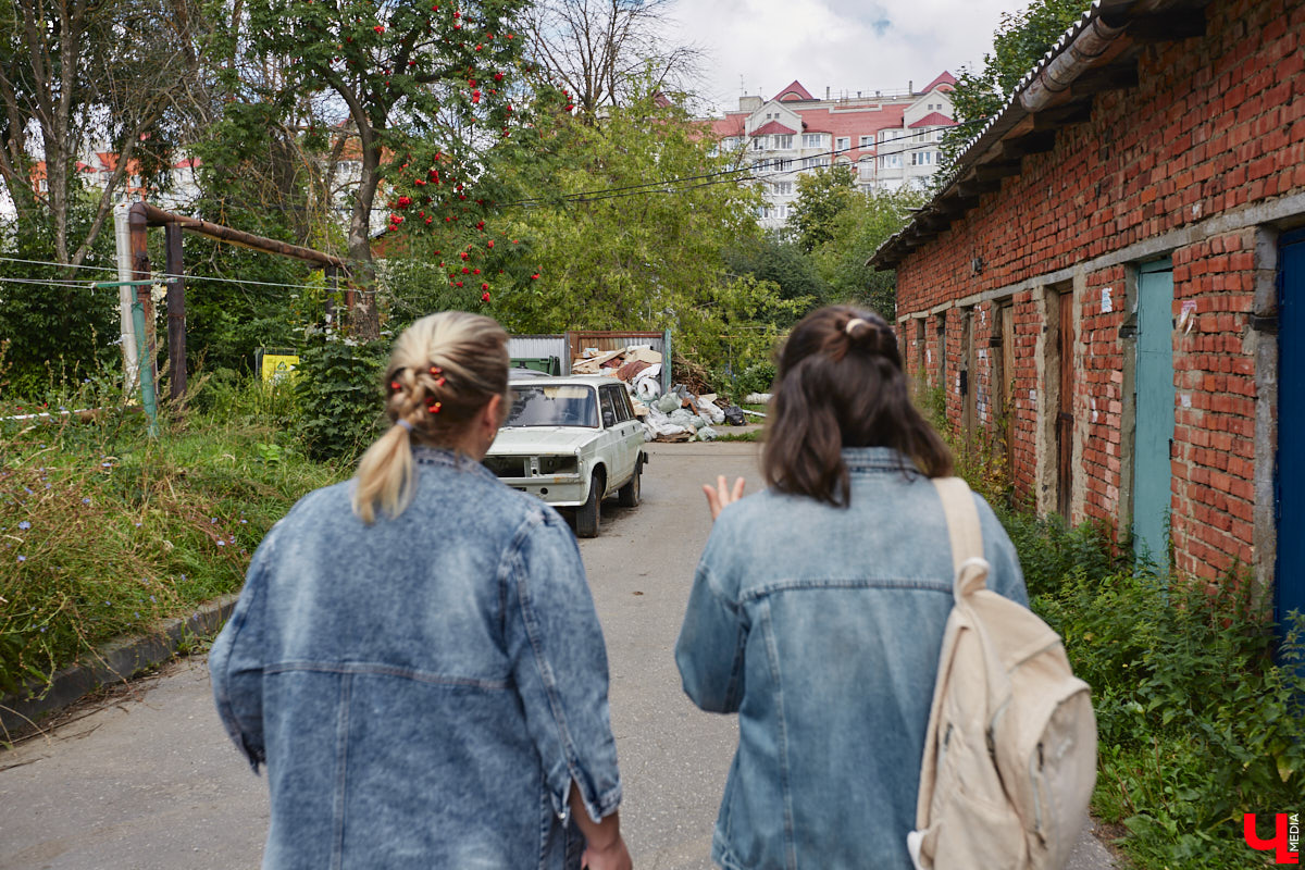Свернув с широкой улицы Горького, попадаешь... нет, не в Нарнию, а в спальный район с душевной атмосферой. Вероника Куженькина живет на Всполье уже 23 года и знает там каждый уголок. По ним мы с ней и прогулялись в компании прелестной собаки Дольки, заглянув в ламповые дворики и парк с интересной историей.