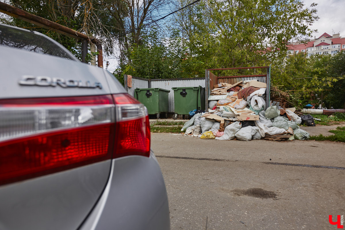 Свернув с широкой улицы Горького, попадаешь... нет, не в Нарнию, а в спальный район с душевной атмосферой. Вероника Куженькина живет на Всполье уже 23 года и знает там каждый уголок. По ним мы с ней и прогулялись в компании прелестной собаки Дольки, заглянув в ламповые дворики и парк с интересной историей.