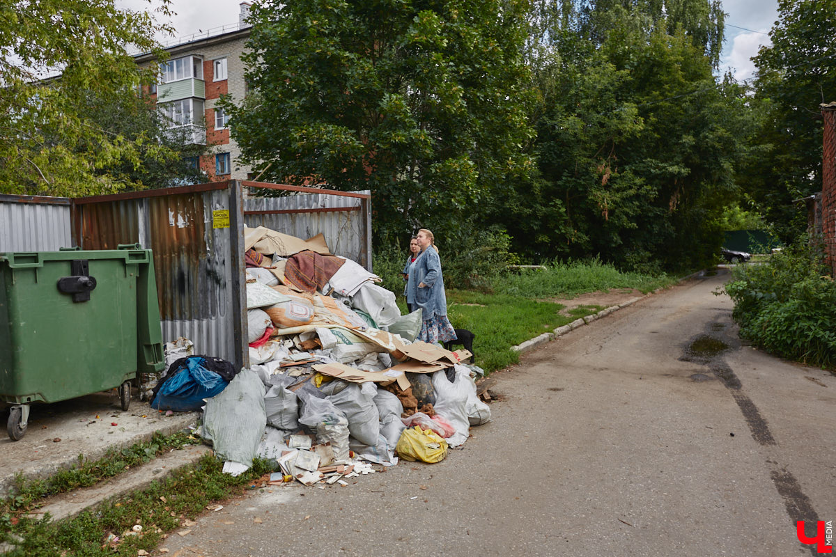 Свернув с широкой улицы Горького, попадаешь... нет, не в Нарнию, а в спальный район с душевной атмосферой. Вероника Куженькина живет на Всполье уже 23 года и знает там каждый уголок. По ним мы с ней и прогулялись в компании прелестной собаки Дольки, заглянув в ламповые дворики и парк с интересной историей.