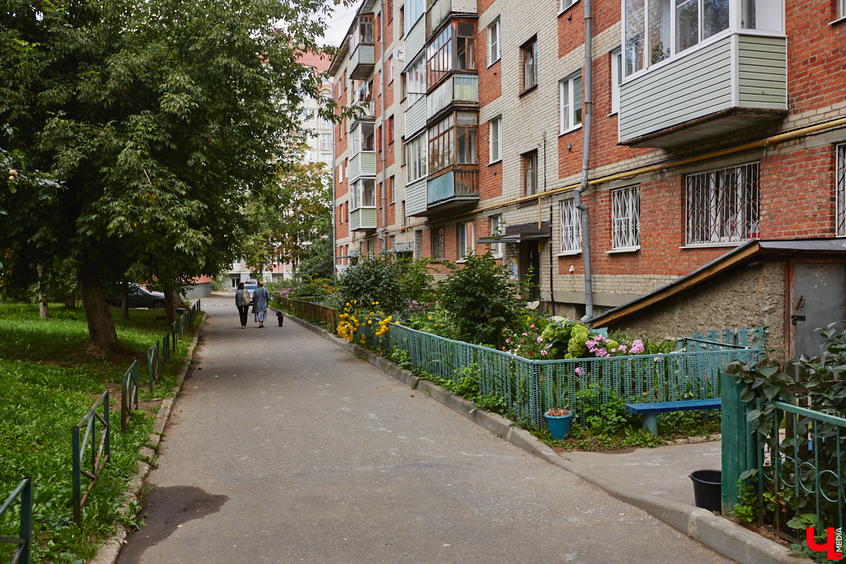 Свернув с широкой улицы Горького, попадаешь... нет, не в Нарнию, а в спальный район с душевной атмосферой. Вероника Куженькина живет на Всполье уже 23 года и знает там каждый уголок. По ним мы с ней и прогулялись в компании прелестной собаки Дольки, заглянув в ламповые дворики и парк с интересной историей.