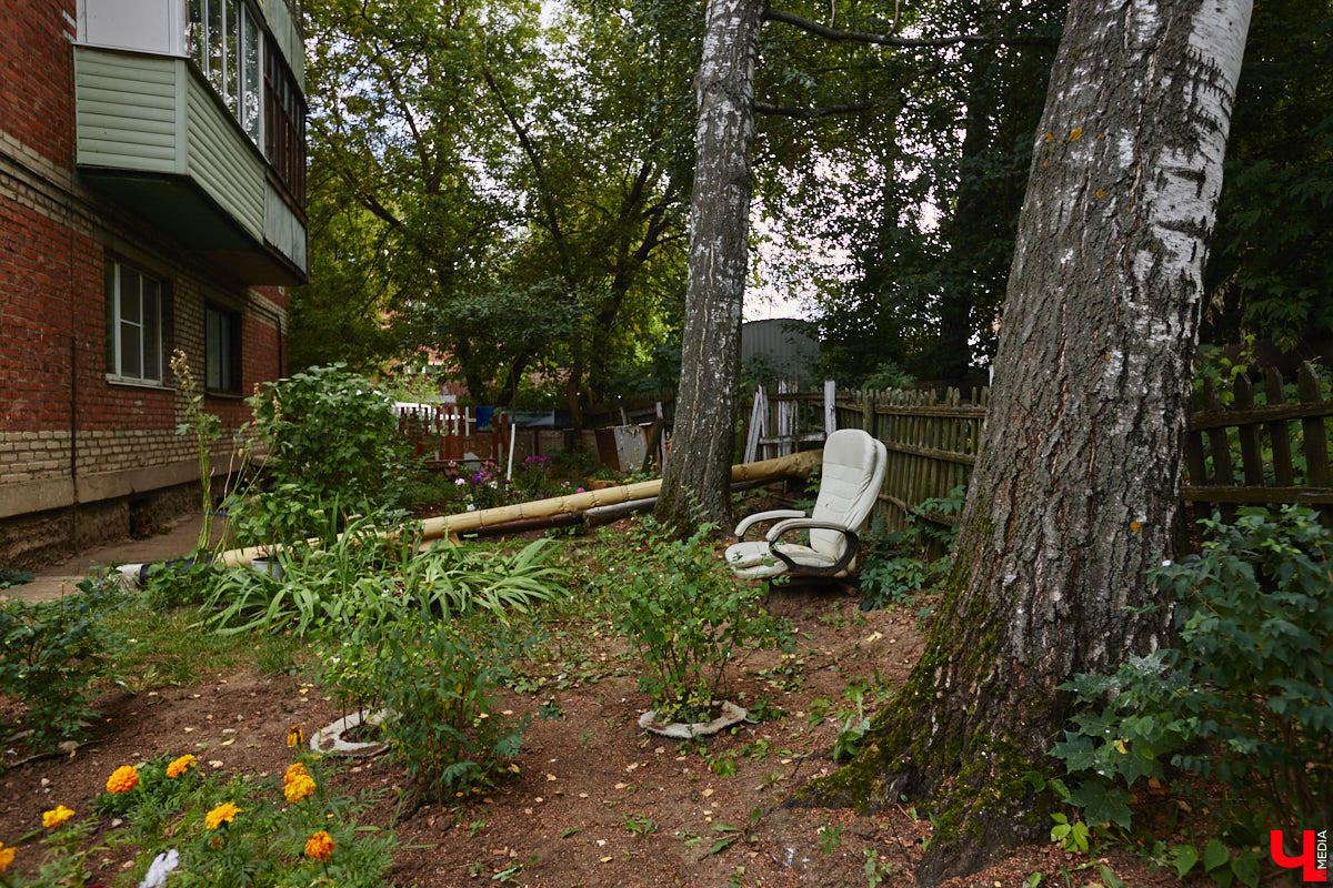 Свернув с широкой улицы Горького, попадаешь... нет, не в Нарнию, а в спальный район с душевной атмосферой. Вероника Куженькина живет на Всполье уже 23 года и знает там каждый уголок. По ним мы с ней и прогулялись в компании прелестной собаки Дольки, заглянув в ламповые дворики и парк с интересной историей.