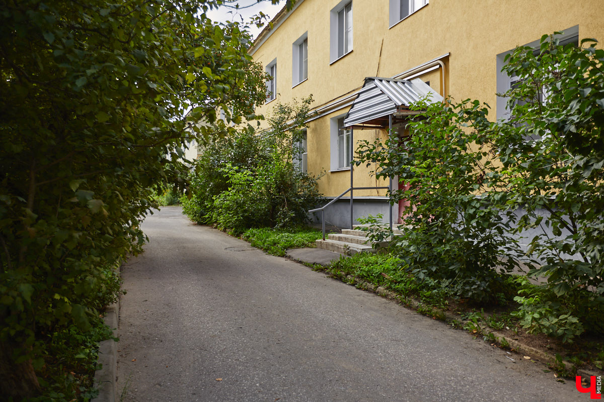 Свернув с широкой улицы Горького, попадаешь... нет, не в Нарнию, а в спальный район с душевной атмосферой. Вероника Куженькина живет на Всполье уже 23 года и знает там каждый уголок. По ним мы с ней и прогулялись в компании прелестной собаки Дольки, заглянув в ламповые дворики и парк с интересной историей.