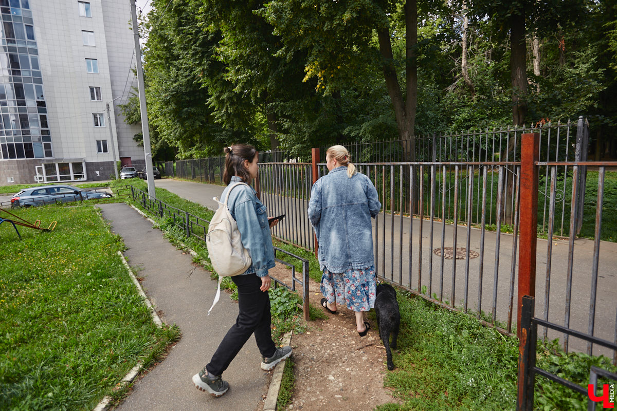 Свернув с широкой улицы Горького, попадаешь... нет, не в Нарнию, а в спальный район с душевной атмосферой. Вероника Куженькина живет на Всполье уже 23 года и знает там каждый уголок. По ним мы с ней и прогулялись в компании прелестной собаки Дольки, заглянув в ламповые дворики и парк с интересной историей.