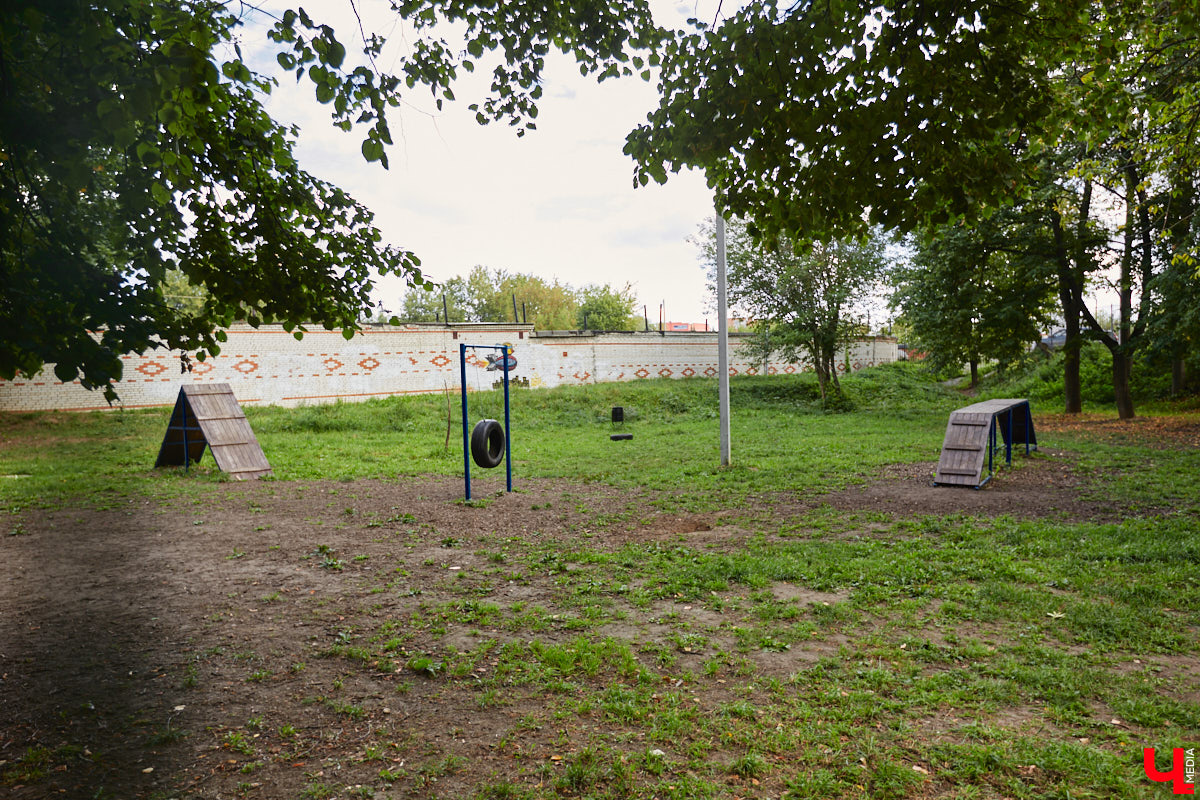 Свернув с широкой улицы Горького, попадаешь... нет, не в Нарнию, а в спальный район с душевной атмосферой. Вероника Куженькина живет на Всполье уже 23 года и знает там каждый уголок. По ним мы с ней и прогулялись в компании прелестной собаки Дольки, заглянув в ламповые дворики и парк с интересной историей.