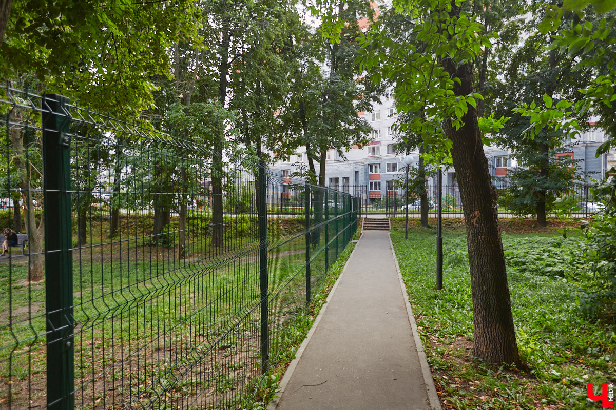Свернув с широкой улицы Горького, попадаешь... нет, не в Нарнию, а в спальный район с душевной атмосферой. Вероника Куженькина живет на Всполье уже 23 года и знает там каждый уголок. По ним мы с ней и прогулялись в компании прелестной собаки Дольки, заглянув в ламповые дворики и парк с интересной историей.
