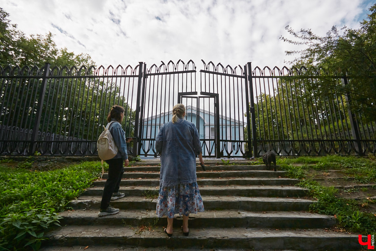 Свернув с широкой улицы Горького, попадаешь... нет, не в Нарнию, а в спальный район с душевной атмосферой. Вероника Куженькина живет на Всполье уже 23 года и знает там каждый уголок. По ним мы с ней и прогулялись в компании прелестной собаки Дольки, заглянув в ламповые дворики и парк с интересной историей.