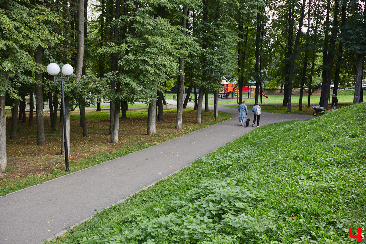 Свернув с широкой улицы Горького, попадаешь... нет, не в Нарнию, а в спальный район с душевной атмосферой. Вероника Куженькина живет на Всполье уже 23 года и знает там каждый уголок. По ним мы с ней и прогулялись в компании прелестной собаки Дольки, заглянув в ламповые дворики и парк с интересной историей.