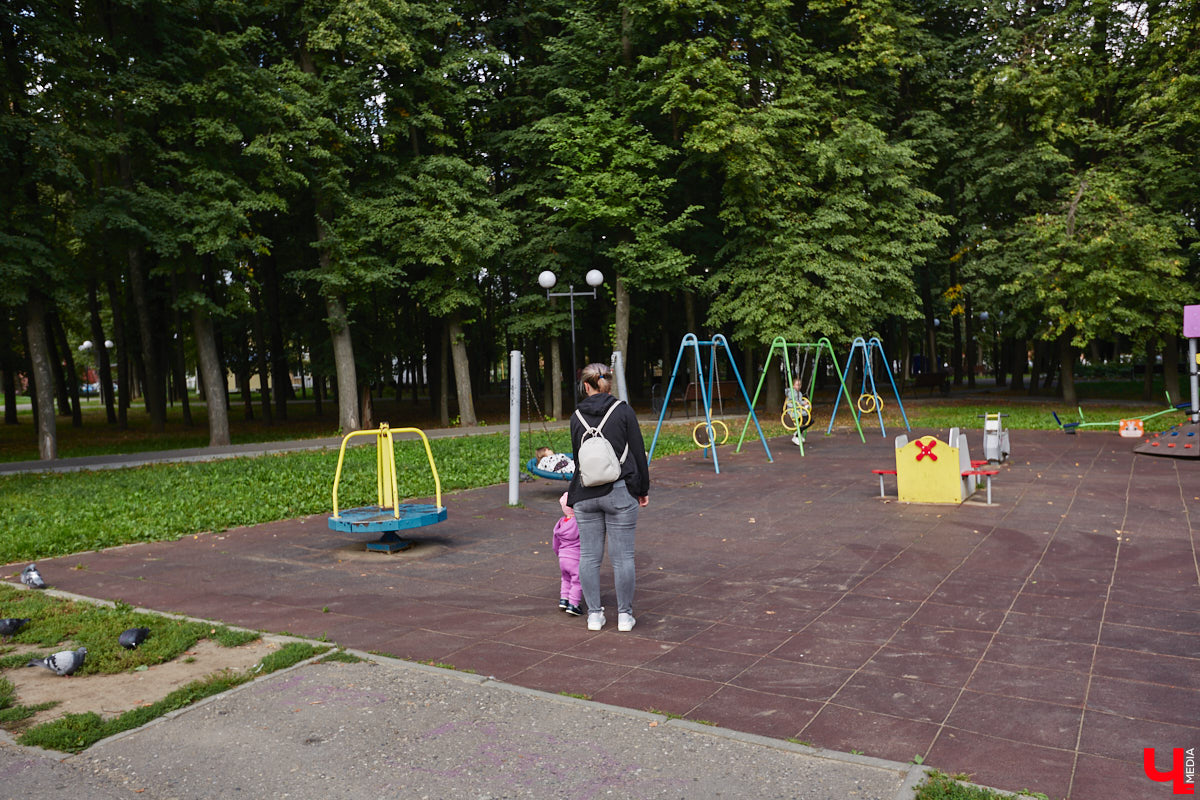 Свернув с широкой улицы Горького, попадаешь... нет, не в Нарнию, а в спальный район с душевной атмосферой. Вероника Куженькина живет на Всполье уже 23 года и знает там каждый уголок. По ним мы с ней и прогулялись в компании прелестной собаки Дольки, заглянув в ламповые дворики и парк с интересной историей.