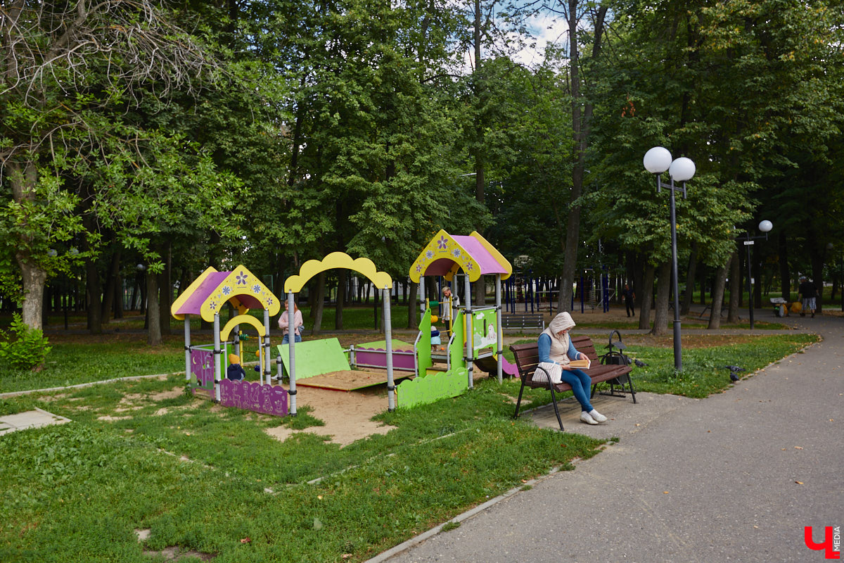 Свернув с широкой улицы Горького, попадаешь... нет, не в Нарнию, а в спальный район с душевной атмосферой. Вероника Куженькина живет на Всполье уже 23 года и знает там каждый уголок. По ним мы с ней и прогулялись в компании прелестной собаки Дольки, заглянув в ламповые дворики и парк с интересной историей.