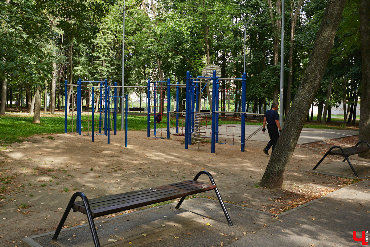 Свернув с широкой улицы Горького, попадаешь... нет, не в Нарнию, а в спальный район с душевной атмосферой. Вероника Куженькина живет на Всполье уже 23 года и знает там каждый уголок. По ним мы с ней и прогулялись в компании прелестной собаки Дольки, заглянув в ламповые дворики и парк с интересной историей.