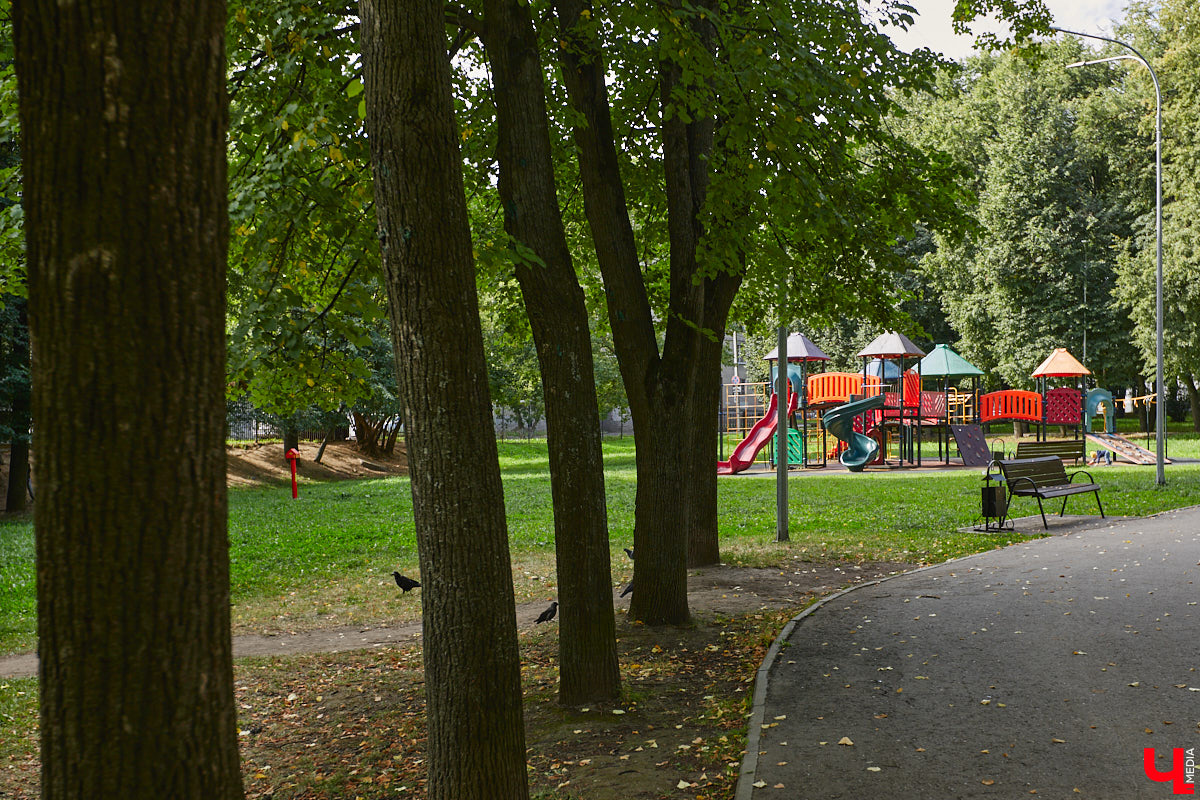 Свернув с широкой улицы Горького, попадаешь... нет, не в Нарнию, а в спальный район с душевной атмосферой. Вероника Куженькина живет на Всполье уже 23 года и знает там каждый уголок. По ним мы с ней и прогулялись в компании прелестной собаки Дольки, заглянув в ламповые дворики и парк с интересной историей.