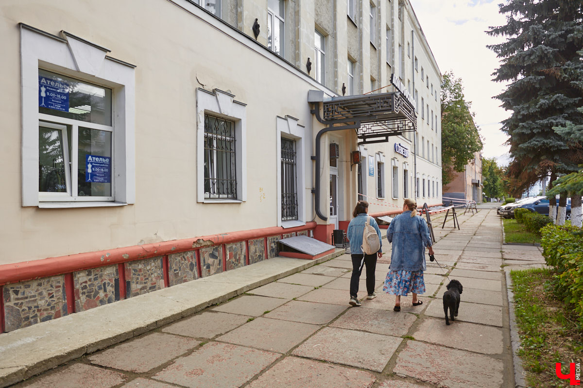 Свернув с широкой улицы Горького, попадаешь... нет, не в Нарнию, а в спальный район с душевной атмосферой. Вероника Куженькина живет на Всполье уже 23 года и знает там каждый уголок. По ним мы с ней и прогулялись в компании прелестной собаки Дольки, заглянув в ламповые дворики и парк с интересной историей.