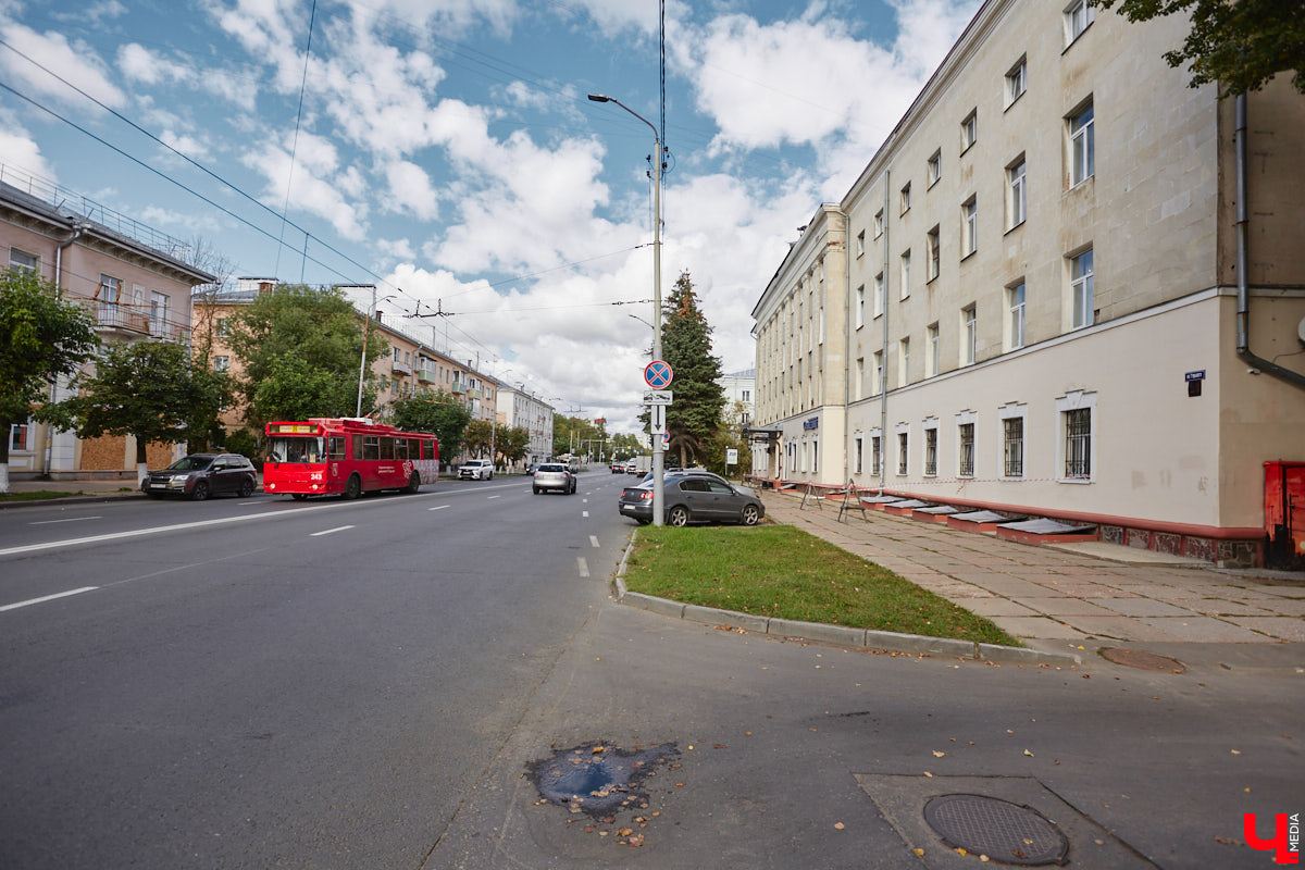 Свернув с широкой улицы Горького, попадаешь... нет, не в Нарнию, а в спальный район с душевной атмосферой. Вероника Куженькина живет на Всполье уже 23 года и знает там каждый уголок. По ним мы с ней и прогулялись в компании прелестной собаки Дольки, заглянув в ламповые дворики и парк с интересной историей.