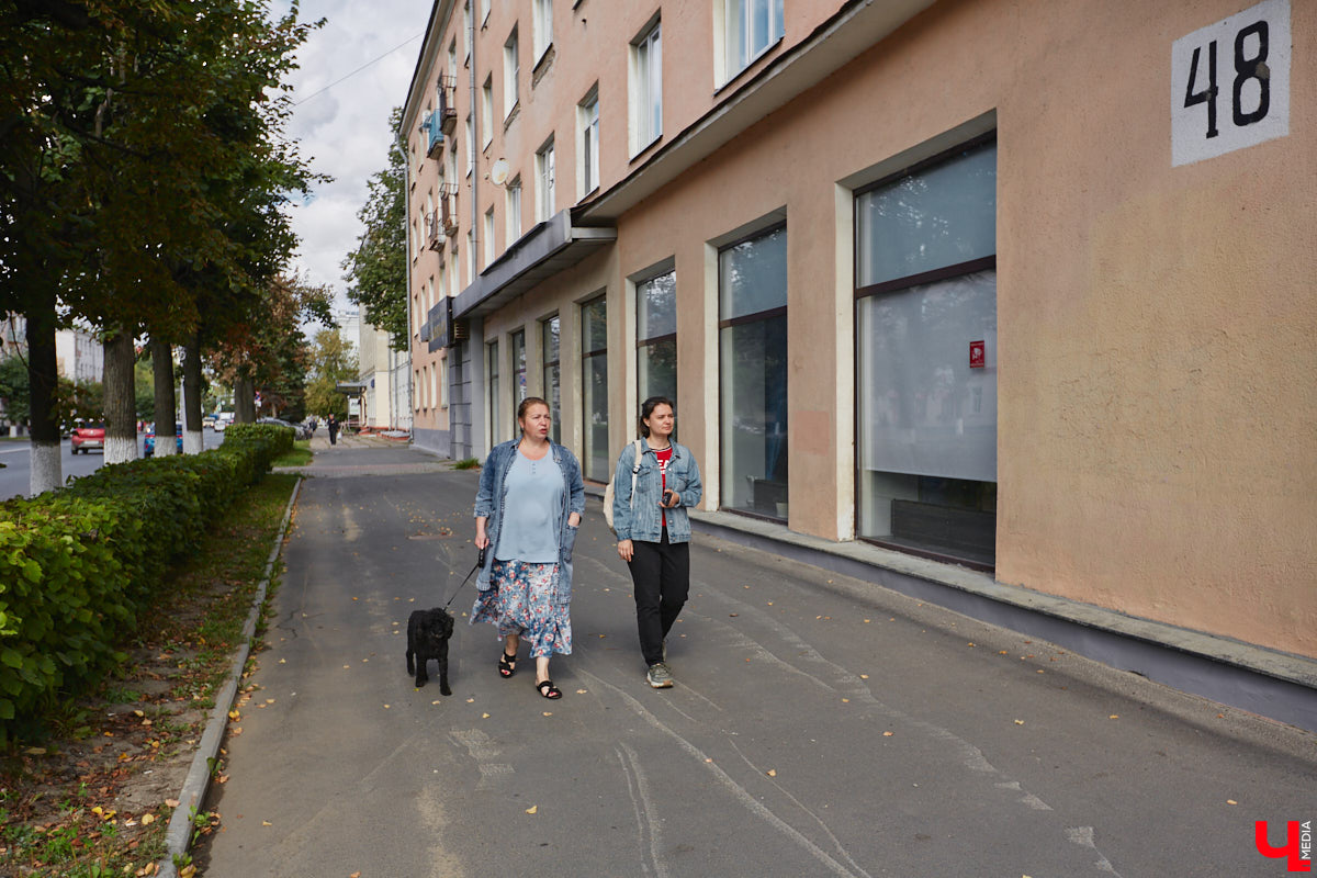 Свернув с широкой улицы Горького, попадаешь... нет, не в Нарнию, а в спальный район с душевной атмосферой. Вероника Куженькина живет на Всполье уже 23 года и знает там каждый уголок. По ним мы с ней и прогулялись в компании прелестной собаки Дольки, заглянув в ламповые дворики и парк с интересной историей.