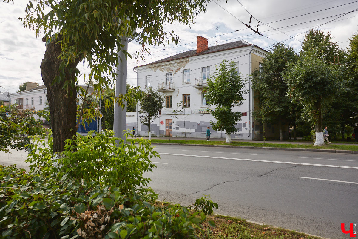Свернув с широкой улицы Горького, попадаешь... нет, не в Нарнию, а в спальный район с душевной атмосферой. Вероника Куженькина живет на Всполье уже 23 года и знает там каждый уголок. По ним мы с ней и прогулялись в компании прелестной собаки Дольки, заглянув в ламповые дворики и парк с интересной историей.