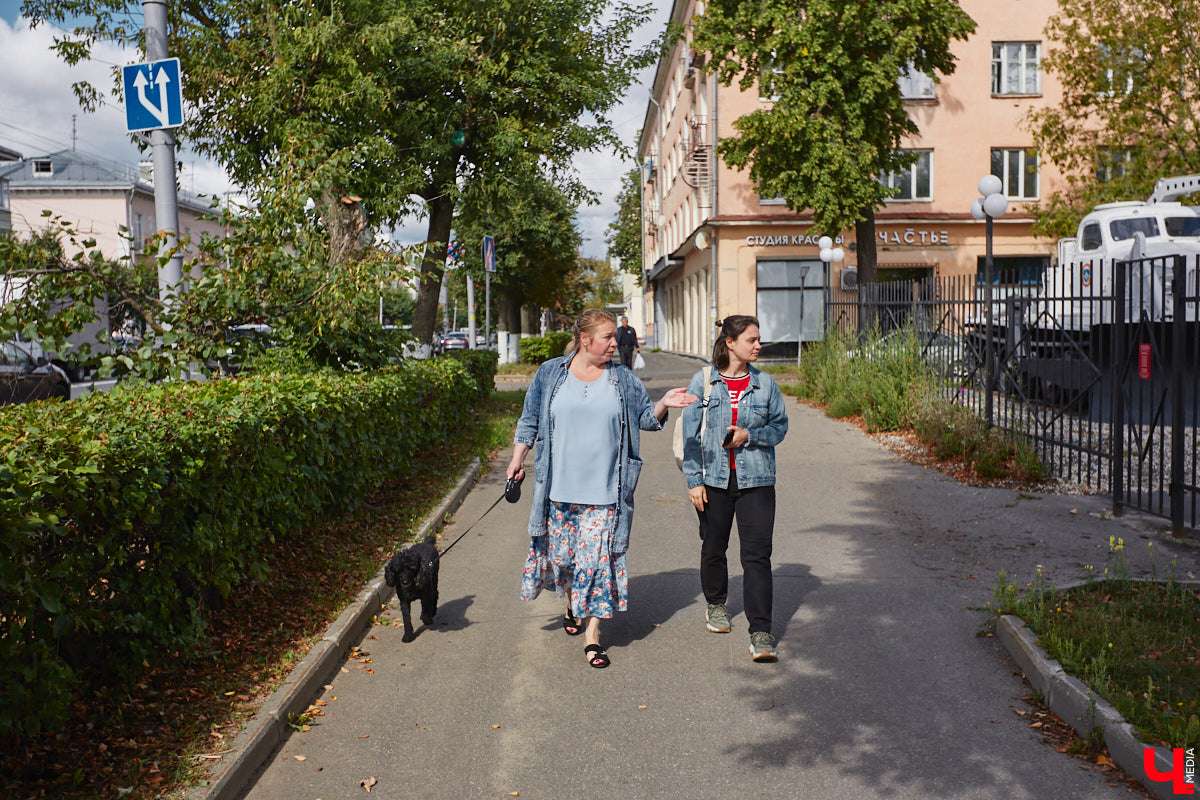 Свернув с широкой улицы Горького, попадаешь... нет, не в Нарнию, а в спальный район с душевной атмосферой. Вероника Куженькина живет на Всполье уже 23 года и знает там каждый уголок. По ним мы с ней и прогулялись в компании прелестной собаки Дольки, заглянув в ламповые дворики и парк с интересной историей.