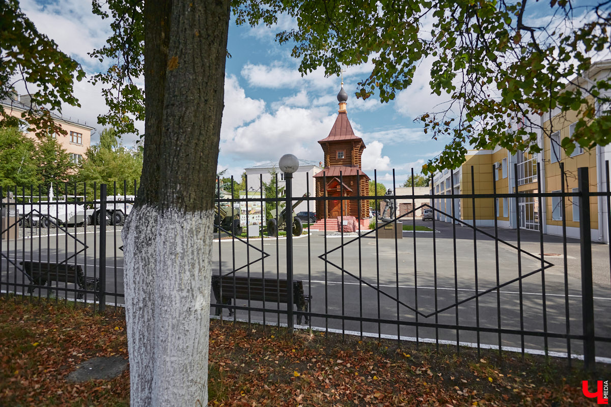 Свернув с широкой улицы Горького, попадаешь... нет, не в Нарнию, а в спальный район с душевной атмосферой. Вероника Куженькина живет на Всполье уже 23 года и знает там каждый уголок. По ним мы с ней и прогулялись в компании прелестной собаки Дольки, заглянув в ламповые дворики и парк с интересной историей.