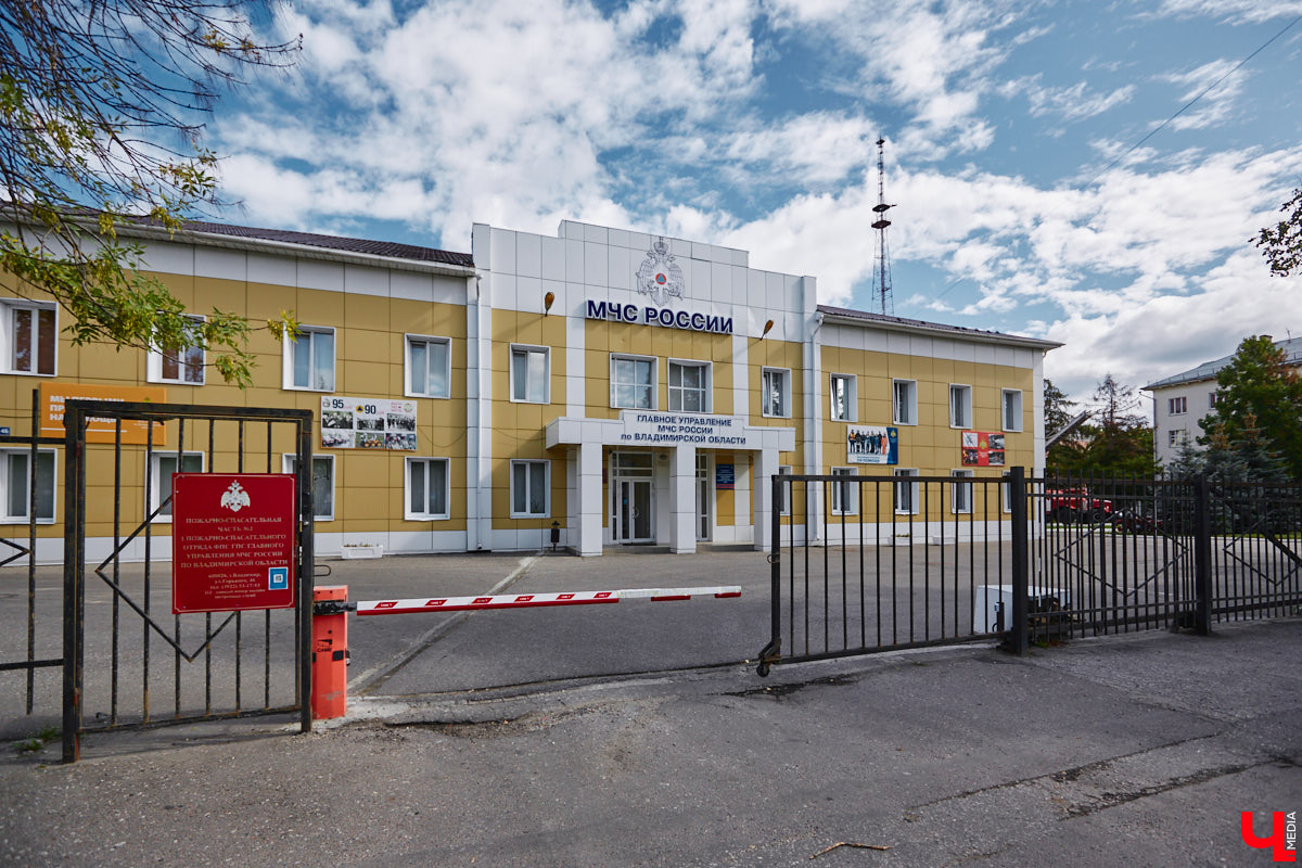 Свернув с широкой улицы Горького, попадаешь... нет, не в Нарнию, а в спальный район с душевной атмосферой. Вероника Куженькина живет на Всполье уже 23 года и знает там каждый уголок. По ним мы с ней и прогулялись в компании прелестной собаки Дольки, заглянув в ламповые дворики и парк с интересной историей.