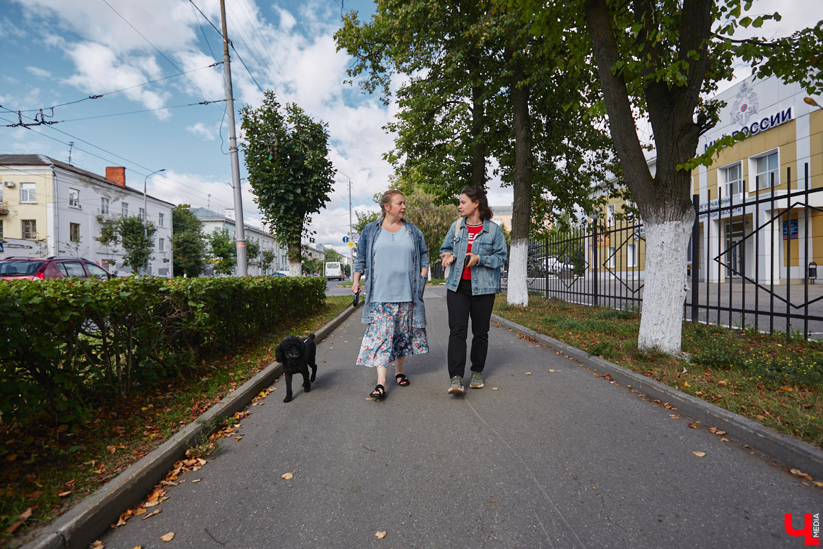 Свернув с широкой улицы Горького, попадаешь... нет, не в Нарнию, а в спальный район с душевной атмосферой. Вероника Куженькина живет на Всполье уже 23 года и знает там каждый уголок. По ним мы с ней и прогулялись в компании прелестной собаки Дольки, заглянув в ламповые дворики и парк с интересной историей.