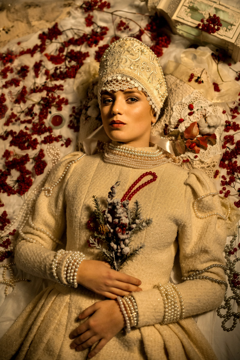 Листая снимки, мы редко задумываемся, сколько усилий для их создания приложил автор. Нетипичные локации, холод и дефицит света. Все ради нескольких кадров. Зато каких! Владимирский фотограф Александра Кейли тоже экспериментов не боится. Известных киногероинь она снимала в неотапливаемом помещении, лесу, храмовом комплексе и водоеме.