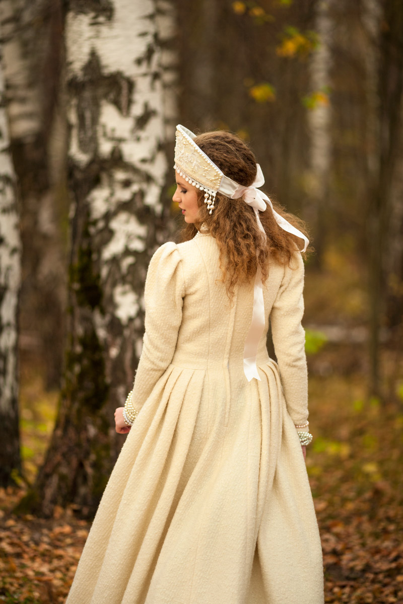 Листая снимки, мы редко задумываемся, сколько усилий для их создания приложил автор. Нетипичные локации, холод и дефицит света. Все ради нескольких кадров. Зато каких! Владимирский фотограф Александра Кейли тоже экспериментов не боится. Известных киногероинь она снимала в неотапливаемом помещении, лесу, храмовом комплексе и водоеме.