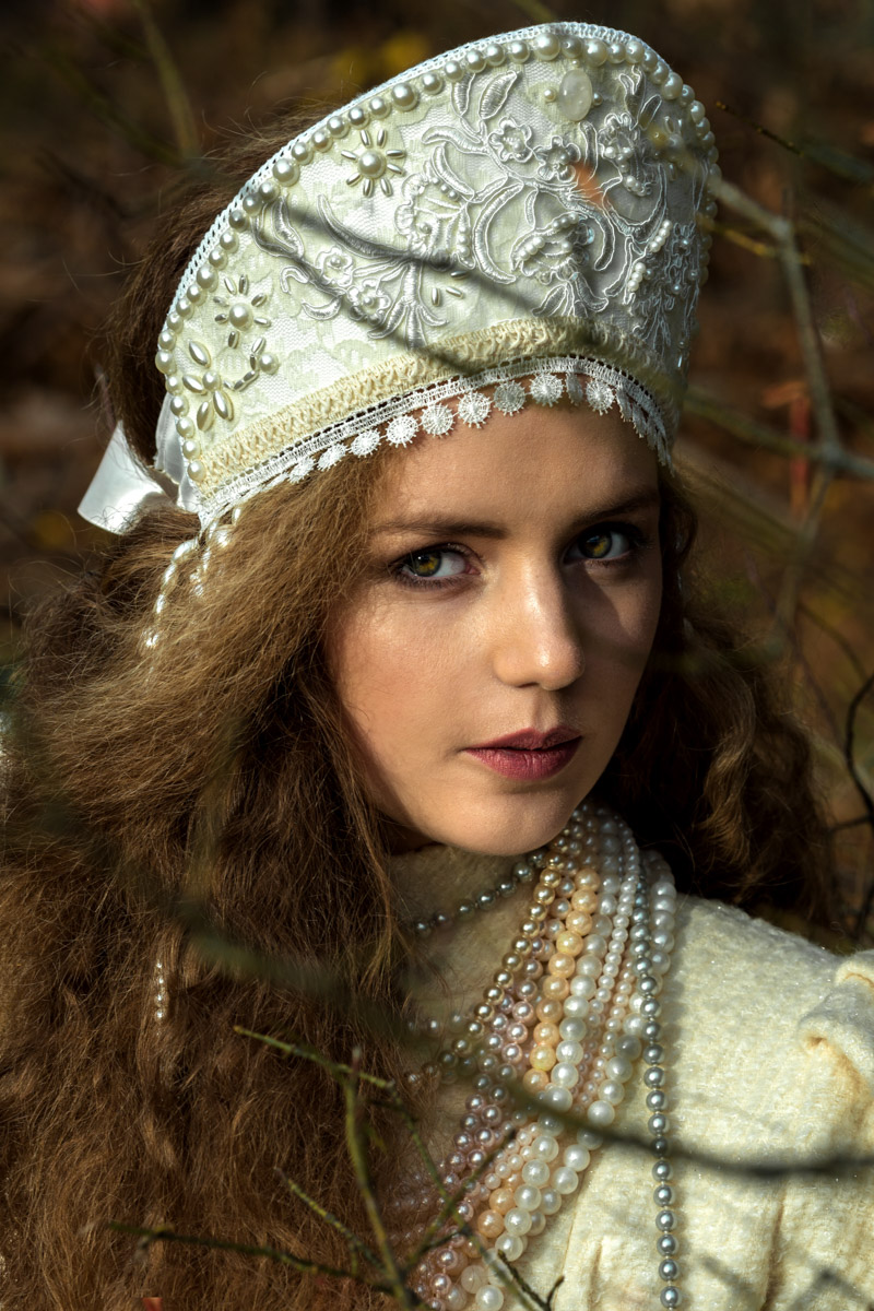 Листая снимки, мы редко задумываемся, сколько усилий для их создания приложил автор. Нетипичные локации, холод и дефицит света. Все ради нескольких кадров. Зато каких! Владимирский фотограф Александра Кейли тоже экспериментов не боится. Известных киногероинь она снимала в неотапливаемом помещении, лесу, храмовом комплексе и водоеме.