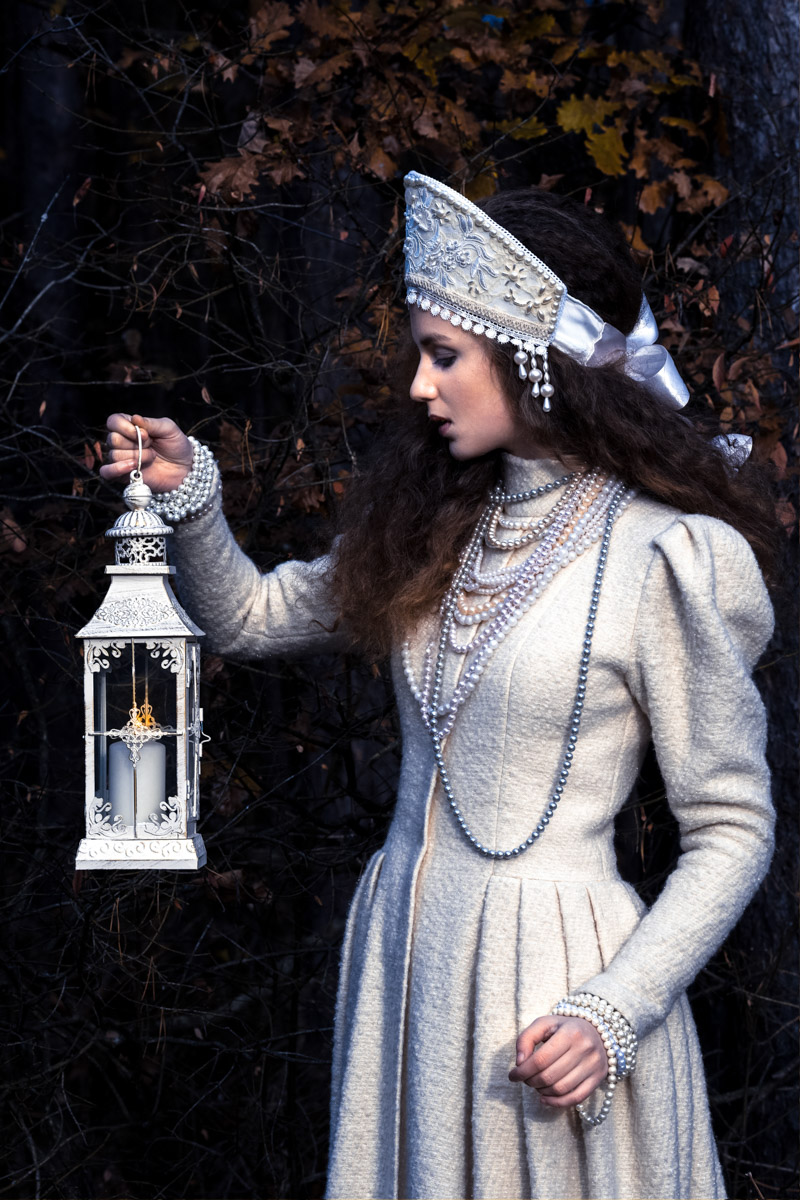 Листая снимки, мы редко задумываемся, сколько усилий для их создания приложил автор. Нетипичные локации, холод и дефицит света. Все ради нескольких кадров. Зато каких! Владимирский фотограф Александра Кейли тоже экспериментов не боится. Известных киногероинь она снимала в неотапливаемом помещении, лесу, храмовом комплексе и водоеме.