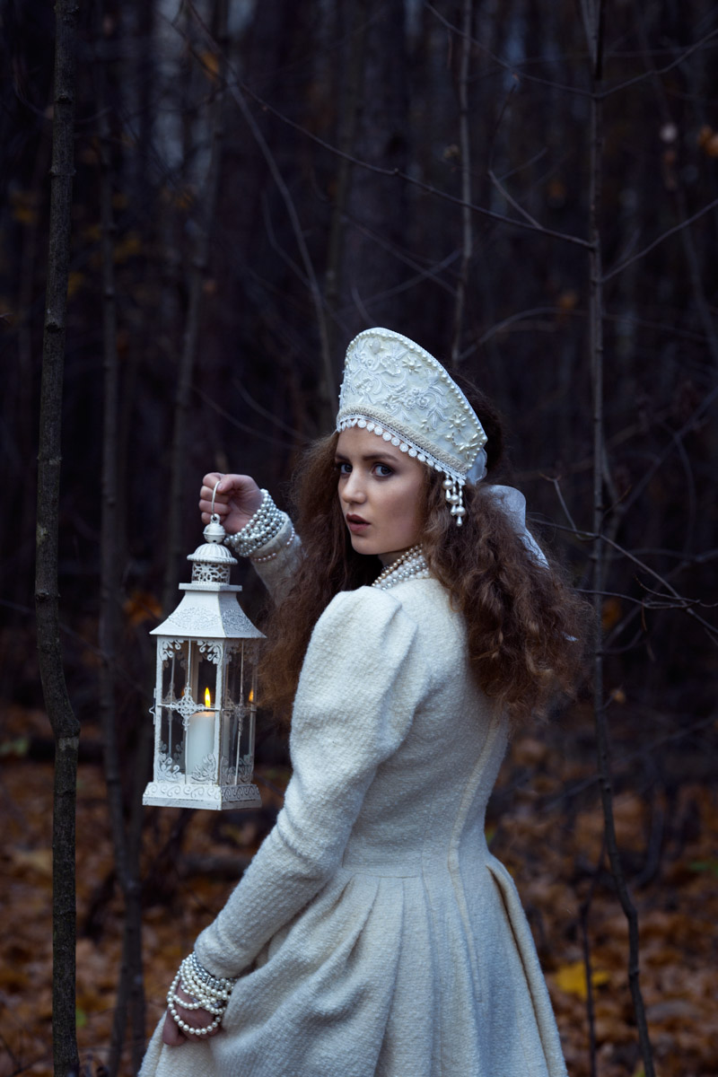 Листая снимки, мы редко задумываемся, сколько усилий для их создания приложил автор. Нетипичные локации, холод и дефицит света. Все ради нескольких кадров. Зато каких! Владимирский фотограф Александра Кейли тоже экспериментов не боится. Известных киногероинь она снимала в неотапливаемом помещении, лесу, храмовом комплексе и водоеме.