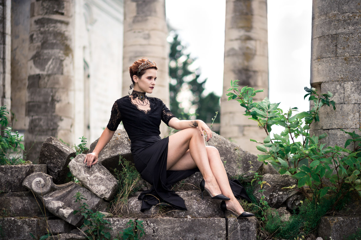 Листая снимки, мы редко задумываемся, сколько усилий для их создания приложил автор. Нетипичные локации, холод и дефицит света. Все ради нескольких кадров. Зато каких! Владимирский фотограф Александра Кейли тоже экспериментов не боится. Известных киногероинь она снимала в неотапливаемом помещении, лесу, храмовом комплексе и водоеме.