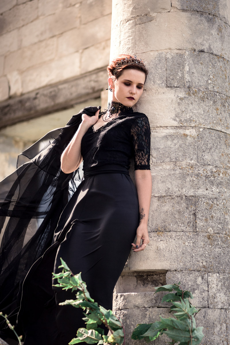 Листая снимки, мы редко задумываемся, сколько усилий для их создания приложил автор. Нетипичные локации, холод и дефицит света. Все ради нескольких кадров. Зато каких! Владимирский фотограф Александра Кейли тоже экспериментов не боится. Известных киногероинь она снимала в неотапливаемом помещении, лесу, храмовом комплексе и водоеме.