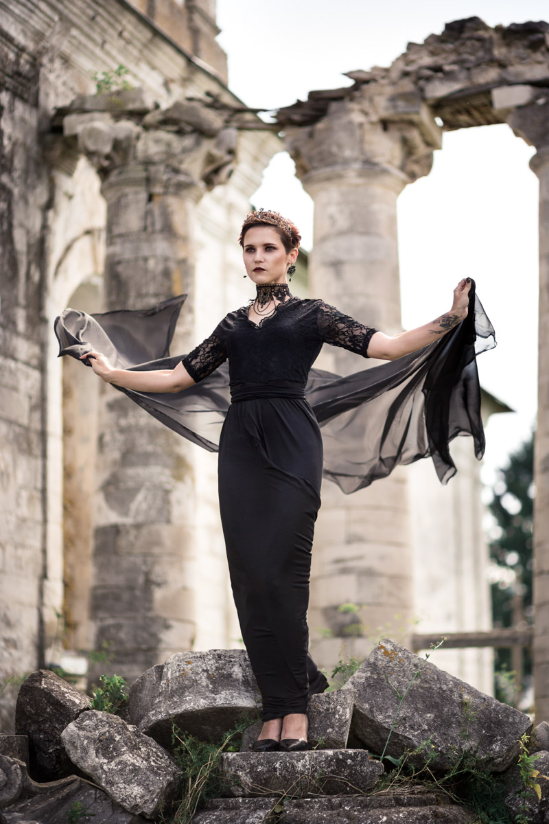 Листая снимки, мы редко задумываемся, сколько усилий для их создания приложил автор. Нетипичные локации, холод и дефицит света. Все ради нескольких кадров. Зато каких! Владимирский фотограф Александра Кейли тоже экспериментов не боится. Известных киногероинь она снимала в неотапливаемом помещении, лесу, храмовом комплексе и водоеме.