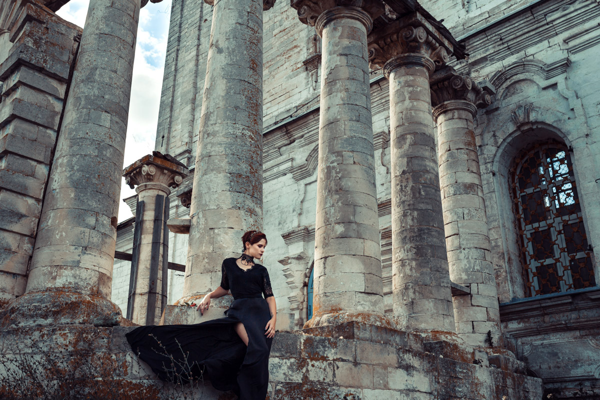 Листая снимки, мы редко задумываемся, сколько усилий для их создания приложил автор. Нетипичные локации, холод и дефицит света. Все ради нескольких кадров. Зато каких! Владимирский фотограф Александра Кейли тоже экспериментов не боится. Известных киногероинь она снимала в неотапливаемом помещении, лесу, храмовом комплексе и водоеме.