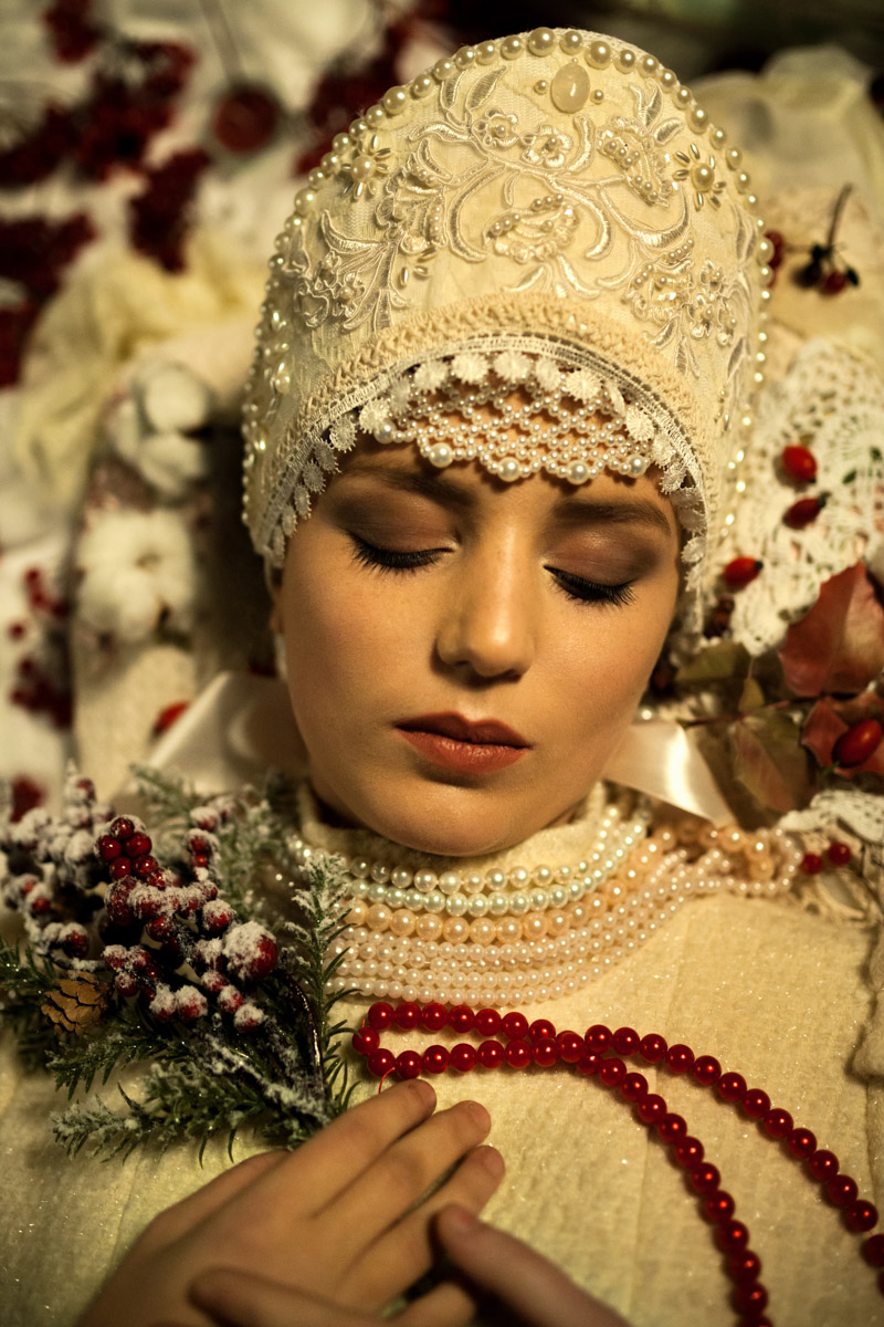 Листая снимки, мы редко задумываемся, сколько усилий для их создания приложил автор. Нетипичные локации, холод и дефицит света. Все ради нескольких кадров. Зато каких! Владимирский фотограф Александра Кейли тоже экспериментов не боится. Известных киногероинь она снимала в неотапливаемом помещении, лесу, храмовом комплексе и водоеме.