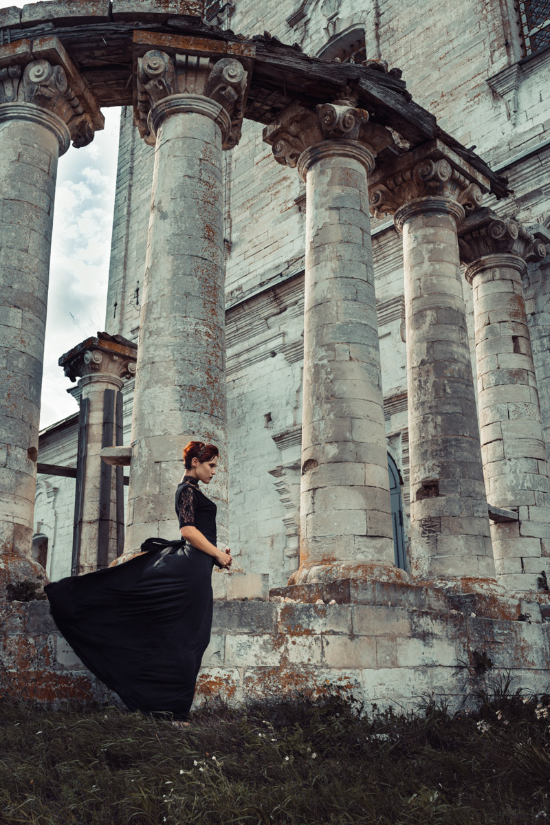 Листая снимки, мы редко задумываемся, сколько усилий для их создания приложил автор. Нетипичные локации, холод и дефицит света. Все ради нескольких кадров. Зато каких! Владимирский фотограф Александра Кейли тоже экспериментов не боится. Известных киногероинь она снимала в неотапливаемом помещении, лесу, храмовом комплексе и водоеме.