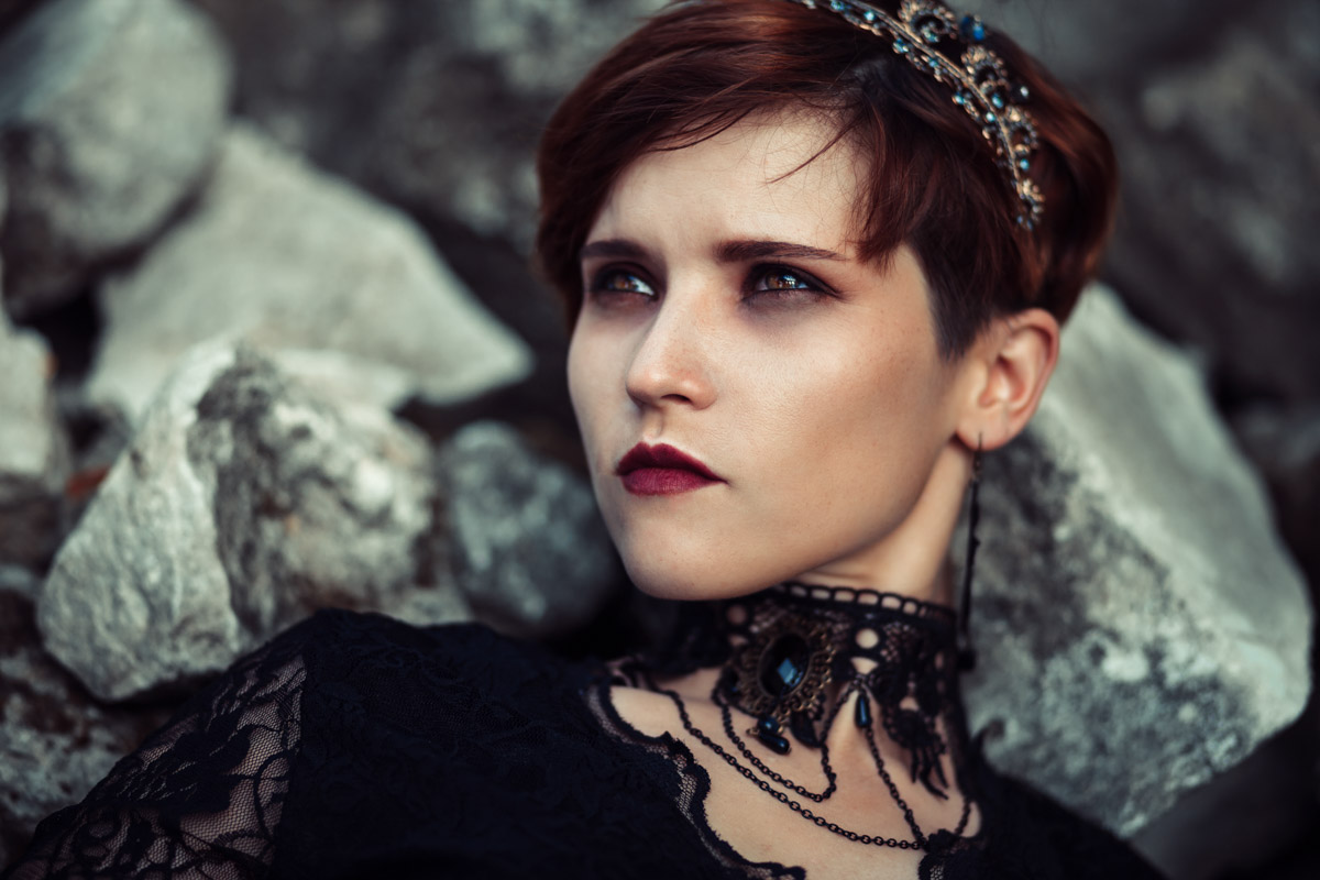 Листая снимки, мы редко задумываемся, сколько усилий для их создания приложил автор. Нетипичные локации, холод и дефицит света. Все ради нескольких кадров. Зато каких! Владимирский фотограф Александра Кейли тоже экспериментов не боится. Известных киногероинь она снимала в неотапливаемом помещении, лесу, храмовом комплексе и водоеме.