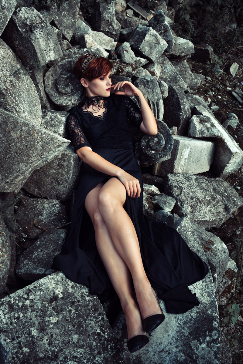 Листая снимки, мы редко задумываемся, сколько усилий для их создания приложил автор. Нетипичные локации, холод и дефицит света. Все ради нескольких кадров. Зато каких! Владимирский фотограф Александра Кейли тоже экспериментов не боится. Известных киногероинь она снимала в неотапливаемом помещении, лесу, храмовом комплексе и водоеме.