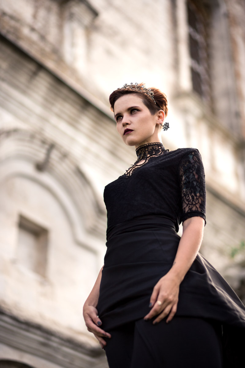 Листая снимки, мы редко задумываемся, сколько усилий для их создания приложил автор. Нетипичные локации, холод и дефицит света. Все ради нескольких кадров. Зато каких! Владимирский фотограф Александра Кейли тоже экспериментов не боится. Известных киногероинь она снимала в неотапливаемом помещении, лесу, храмовом комплексе и водоеме.