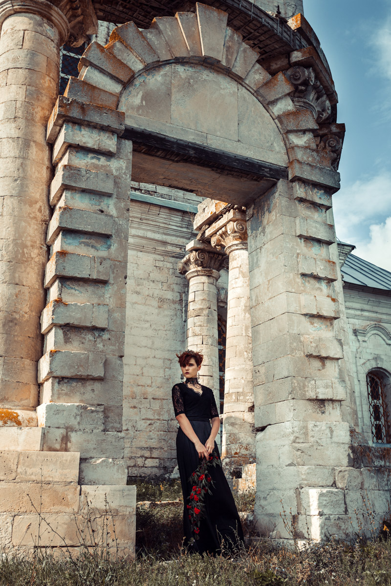 Листая снимки, мы редко задумываемся, сколько усилий для их создания приложил автор. Нетипичные локации, холод и дефицит света. Все ради нескольких кадров. Зато каких! Владимирский фотограф Александра Кейли тоже экспериментов не боится. Известных киногероинь она снимала в неотапливаемом помещении, лесу, храмовом комплексе и водоеме.