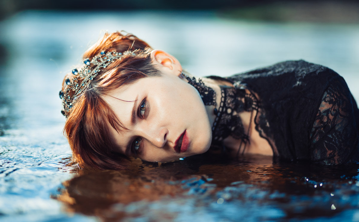 Листая снимки, мы редко задумываемся, сколько усилий для их создания приложил автор. Нетипичные локации, холод и дефицит света. Все ради нескольких кадров. Зато каких! Владимирский фотограф Александра Кейли тоже экспериментов не боится. Известных киногероинь она снимала в неотапливаемом помещении, лесу, храмовом комплексе и водоеме.