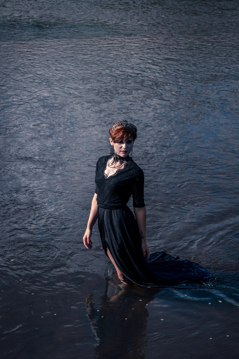 Листая снимки, мы редко задумываемся, сколько усилий для их создания приложил автор. Нетипичные локации, холод и дефицит света. Все ради нескольких кадров. Зато каких! Владимирский фотограф Александра Кейли тоже экспериментов не боится. Известных киногероинь она снимала в неотапливаемом помещении, лесу, храмовом комплексе и водоеме.